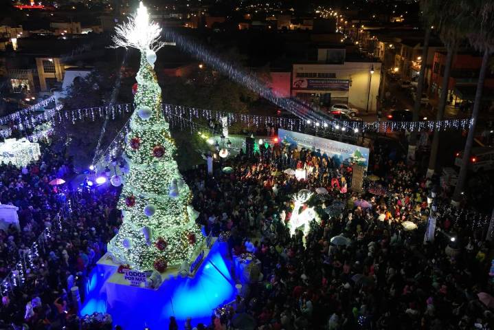 Brilla Ramos Arizpe con el gran Encendido Navideño 2025