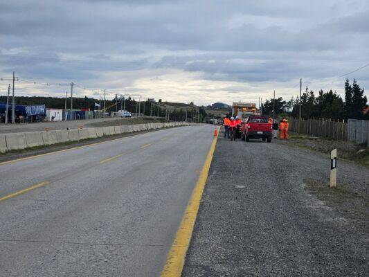 Instalan tachas reflectantes en camino al aeropuerto para reforzar la seguridad vial