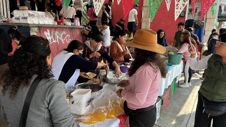 Vecinos apoyan con alimentos y agua a peregrinos
