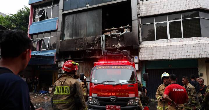 Un incendio arrasa un edificio de siete plantas en Yakarta y deja 22 muertos