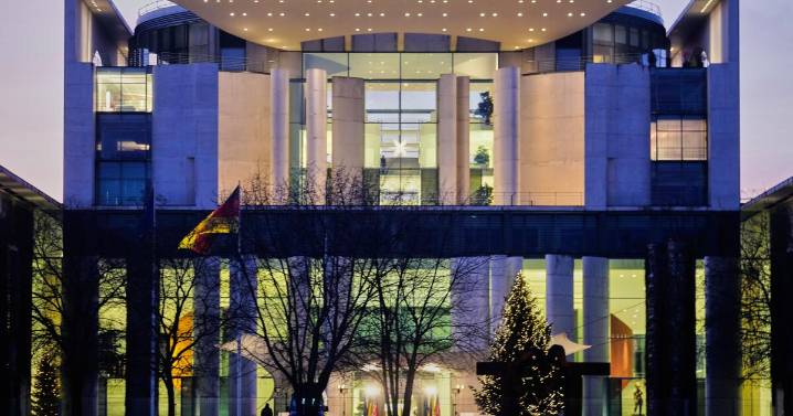 Zelensky offers to drop NATO bid in exchange for security guarantees, rejects U.S. push to cede territory