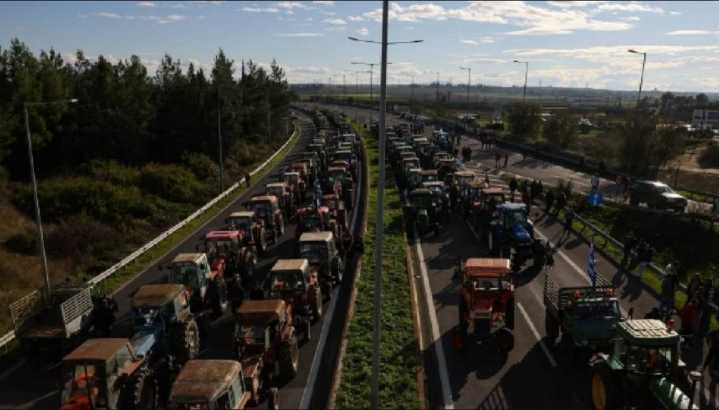 ¡No solo pasa en México!, Agricultores bloquean carreteras con tractores en Grecia para exigir el pago de subsidios públicos