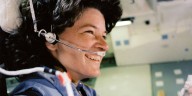 Monos azules, kit de maquillaje y un sueño cumplido: la historia de Sally Ride, la mujer que rompió barreras al aventurarse al espacio
