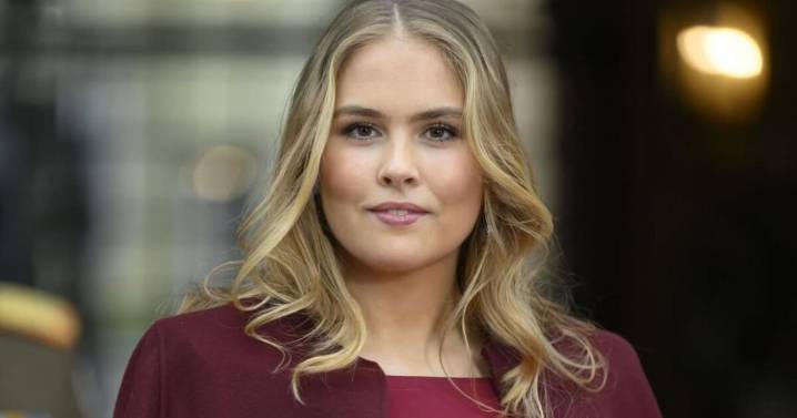 La princesa Amalia impacta con un vestido de gala y tiara y le roba el protagonismo a Máxima Zorreguieta: las fotos de uno de sus mejores looks