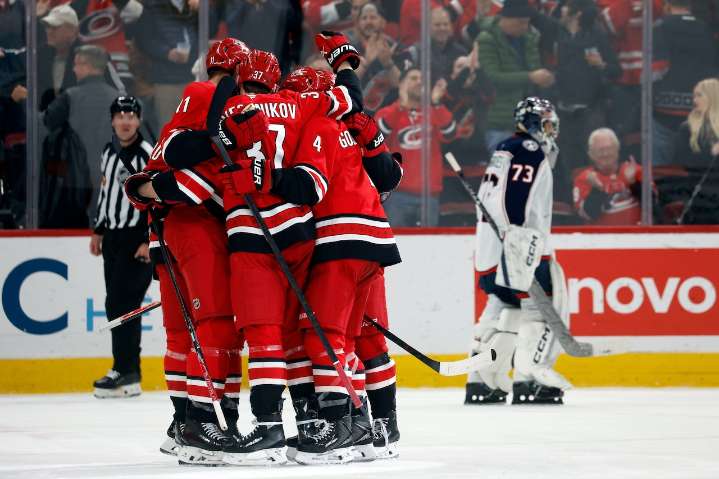 Hurricanes scored 3 goals in the third period to beat the Blue Jackets 4
