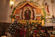 Guadalupanos abarrotan el santuario de la Virgen en Tijuana