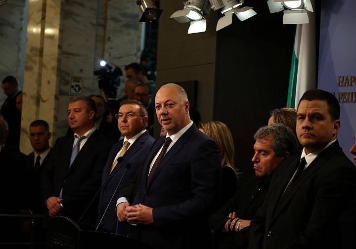 El gobierno búlgaro dimite en bloque tras semanas de protestas