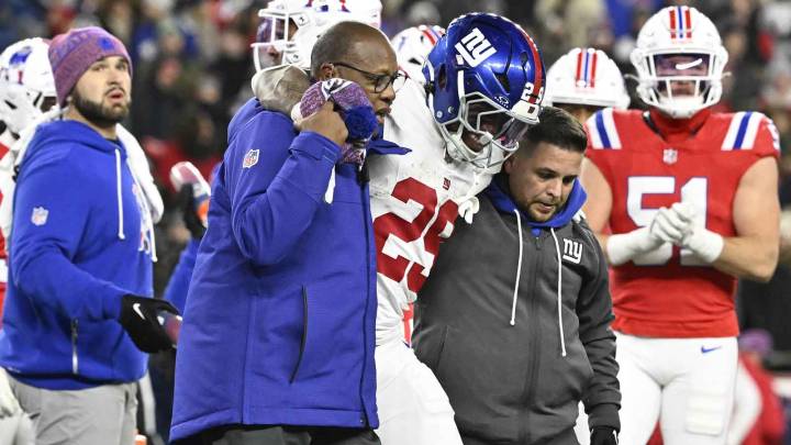 Giants’ Tyrone Tracy Jr. carted off the field amid MNF with concerning injury