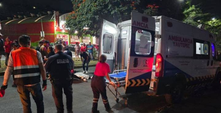 Pareja resulta lesionada tras ser impactada por camioneta en Yautepec