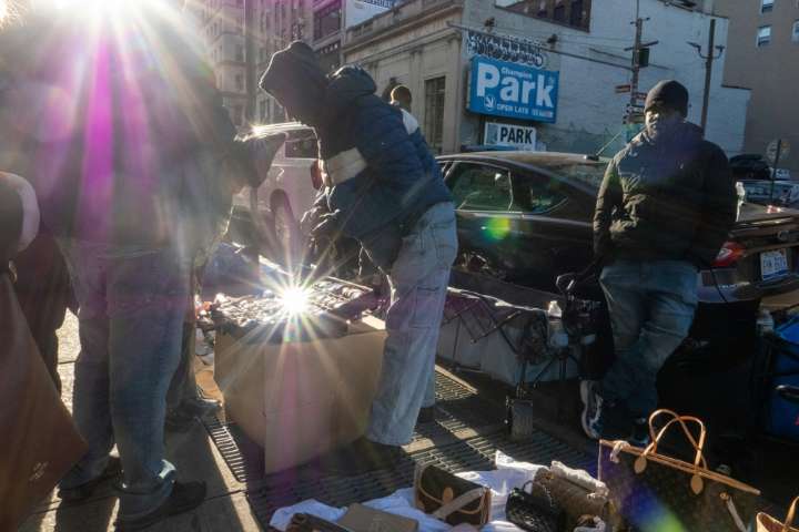 Paralizan los procesos de residencia y ciudadanía a migrantes de Cuba, Venezuela y otros 17 países