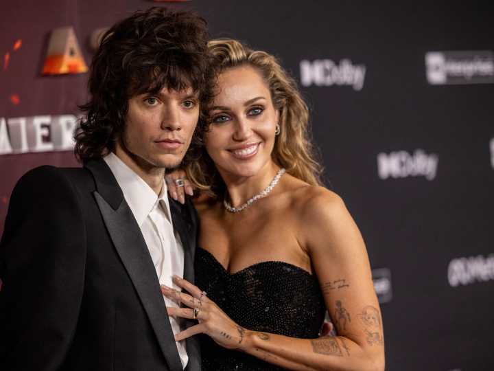 Miley Cyrus volvió a apostar al amor: apareció en el estreno de Avatar con un anillo de compromiso