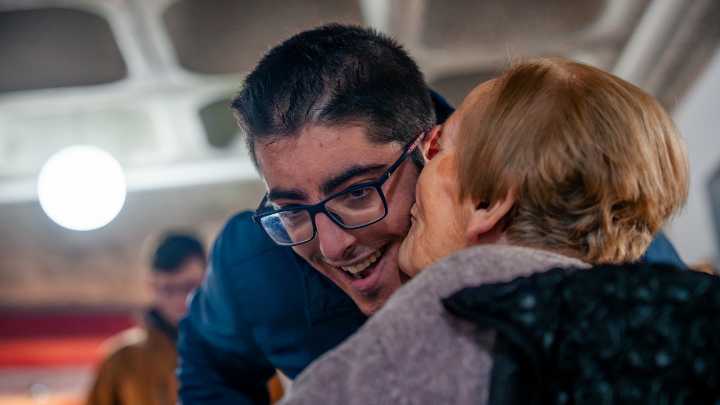Voluntarios con discapacidad acompañan a personas mayores en soledad
