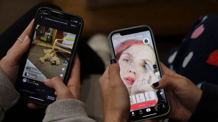 La prohibición de las redes sociales a menores podría trasladarse a España «si hubiera intención real»