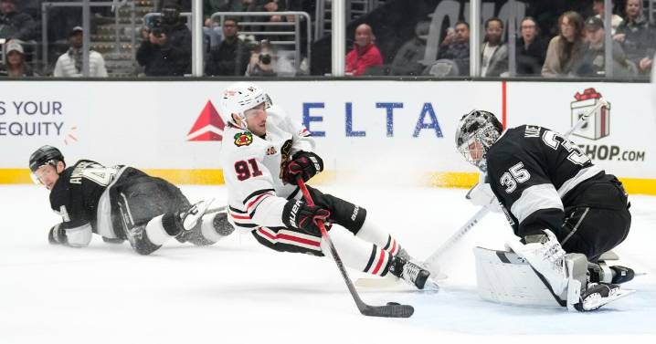 Kings' offense remains in a slump in loss to Chicago Blackhawks