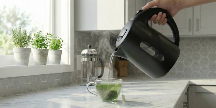 Un estudio alerta que hervir agua en pavas plásticas podría liberar millones de microplásticos: cómo evitarlo