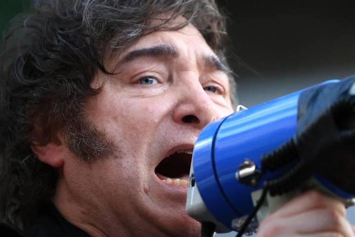 "Tour de la gratitud". Milei cantó, firmó autógrafos y agradeció a sus votantes en Córdoba