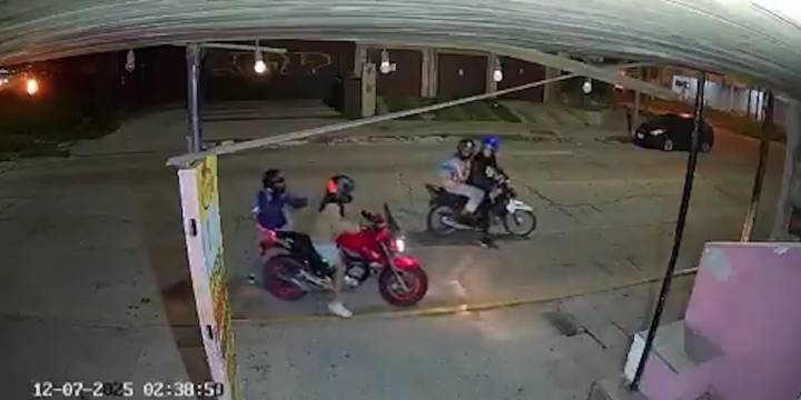 Video: dos turistas escaparon de motochorros armados en Mar del Plata con una arriesgada maniobra