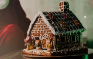 Casitas y muñecos de jengibre: de amuletos medievales a ritual navideño