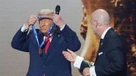 Trump recibe el nuevo premio de la paz de la FIFA durante el sorteo de la Copa Mundial de 2026