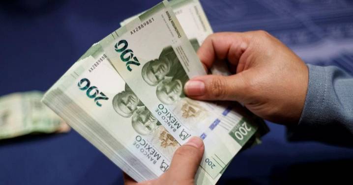 Se fortalece el peso y roza las 17 unidades por dólar al final de 2025