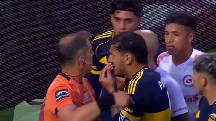 ¿Paredes debió ser expulsado? El picante cruce entre el jugador de Boca y Fernando Echenique: "Estas pelot..."