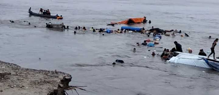 Tragedia en Perú: Al menos 12 muertos tras deslizamiento de tierra que cayó sobre 2 embarcaciones