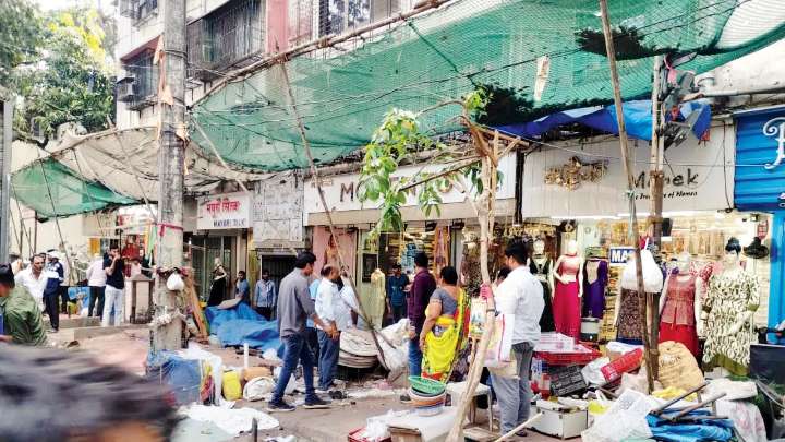 Mumbai: After two clashes in a day, BMC clears 50 illegal stalls in Mulund