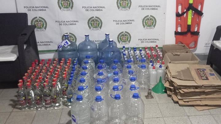 Autoridades incautaron más de 100 mil kilos de pólvora y decenas de botellas de licor adulterado en municipios del Valle