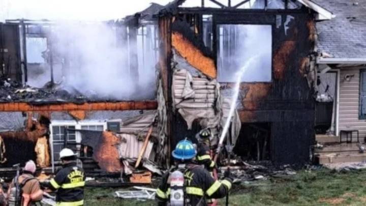 'Se estaba volviendo loco': hombre rocía gasolina y prende fuego a su casa tras pelear con su esposa