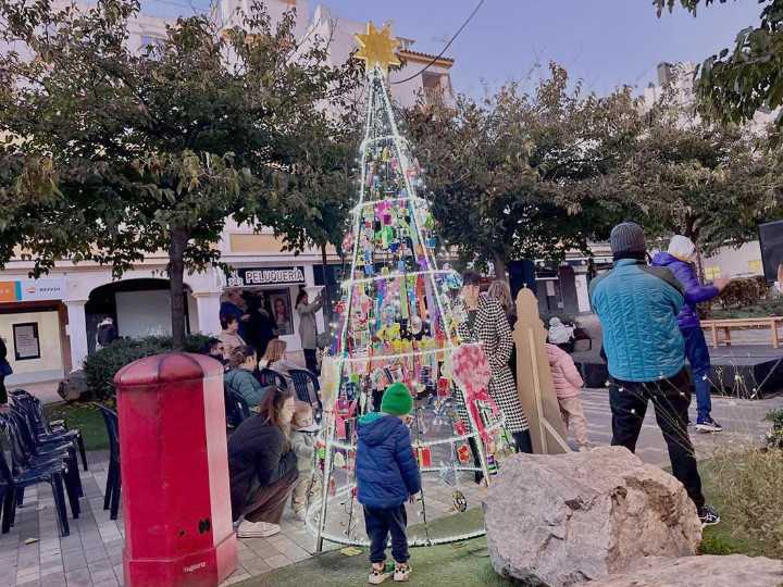 Benalmádena conmemora el Día Internacional y Europeo de las Personas con Discapacidad con el ‘Árbol de los Sentidos’