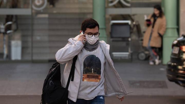 Cataluña decretará este martes el uso obligatorio de mascarilla en centro sanitarios por la gripe