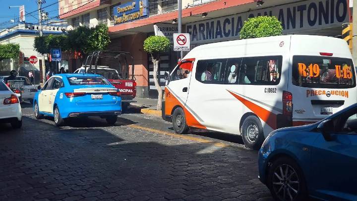Reordenan paradas del transporte público en el Centro de Tehuacán