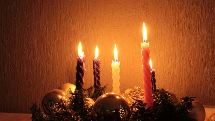 ¿Se Prende Vela Hoy? Color y Día que Toca Encender la Siguiente en Corona de Adviento 2025