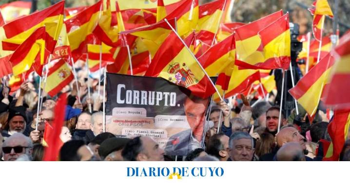 España convulsionada: la oposición de derecha marchó en Madrid y pidió la renuncia del presidente Pedro Sánchez