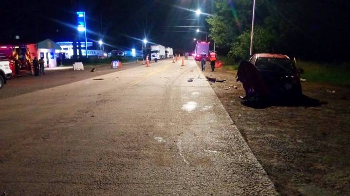 Tragedia vial en Corrientes: dos mujeres murieron tras chocar su auto contra un camión en 4 Bocas