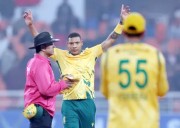 South Africa level series after de Kock  special; Gill, SKY misfire again