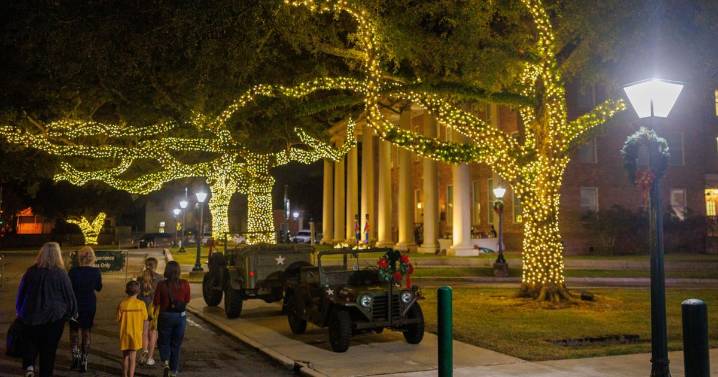 STROLLING THROUGH HISTORY