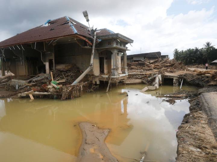More than 1,300 dead from floods in Indonesia, Sri Lanka and Thailand