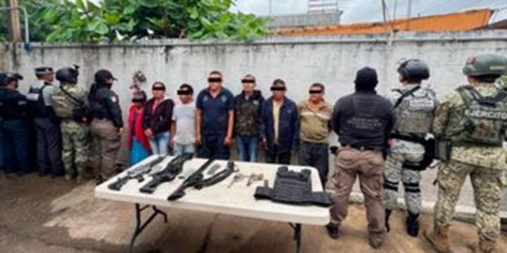 Caen siete personas junto con armas de uso exclusivo del Ejército en Texistepec, Veracruz