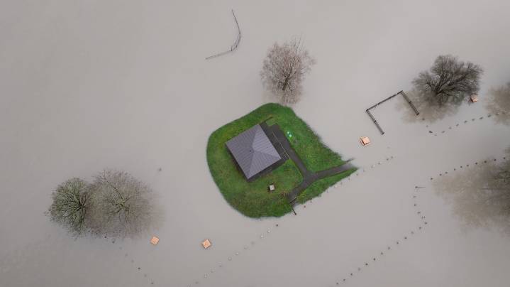 Historic floods wash away homes in Washington state