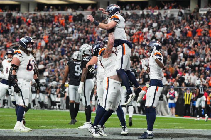 Broncos vencen 24-17 a Raiders y extienden racha a diez juegos; Geno Smith salió lesionado – Chicago Tribune