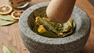 Triturar laurel con cáscara de limón seca: por qué recomiendan hacerlo y para qué sirve