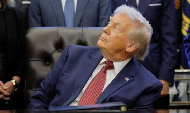 Trump genera dudas sobre su salud tras cerrar los ojos repetidamente en reunión de gabinete