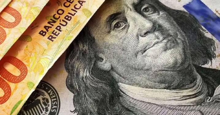 El dólar quedó a casi $80 del techo de la banda y el riesgo país cayó ante el regreso al mercado de deuda