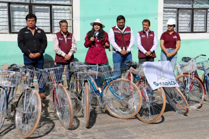 Entregan 13 bicicletas a trabajadores del SOSAPACH para fortalecer labores operativas y comerciales