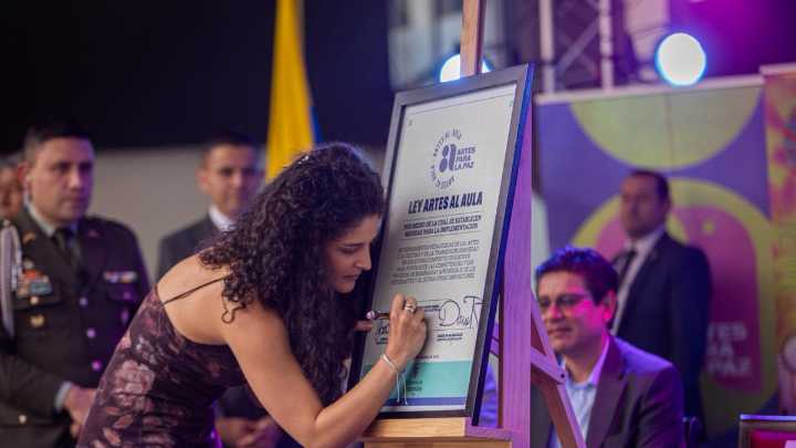 Ministra de las Culturas explica la importancia de la nueva ley Artes al Aula, que llevará el aprendizaje artístico a los colegios públicos del país