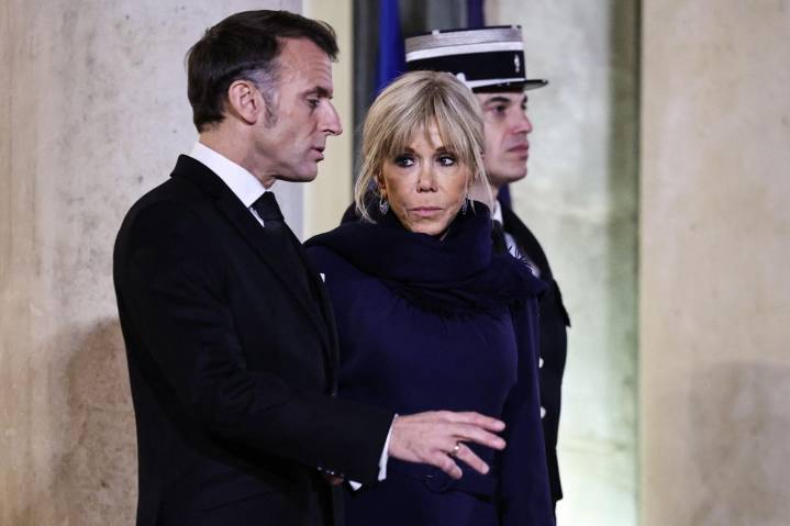 Pillan a Brigitte Macron llamando «sucias cabronas» a unas militantes feministas
