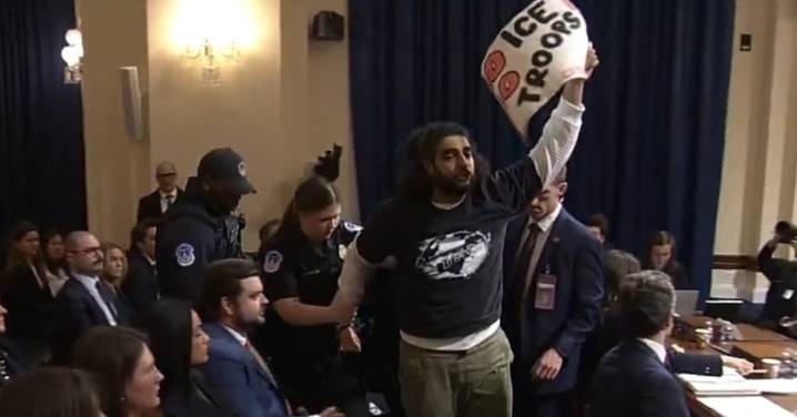 Protestas contra ICE interrumpen la comparecencia de Kristi Noem en Washington