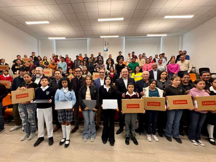 Entregan computadoras a estudiantes destacados de la entidad