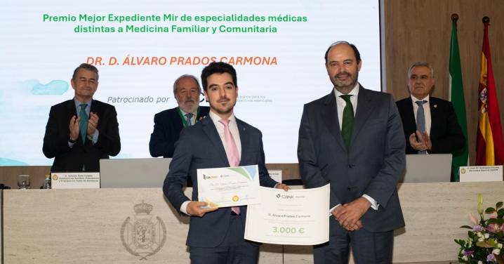 El Consejo Andaluz de Colegios de Médicos otorga el premio a mejor expediente MIR 2025 a un residente del Clínico